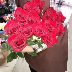 15 красно-белых роз