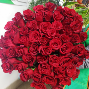 15 красно-белых роз